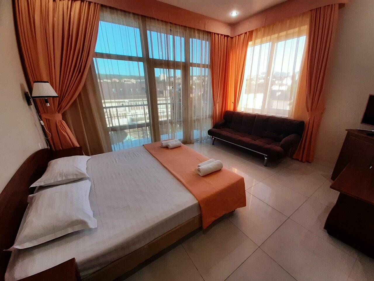 Трехместный номер с балконом